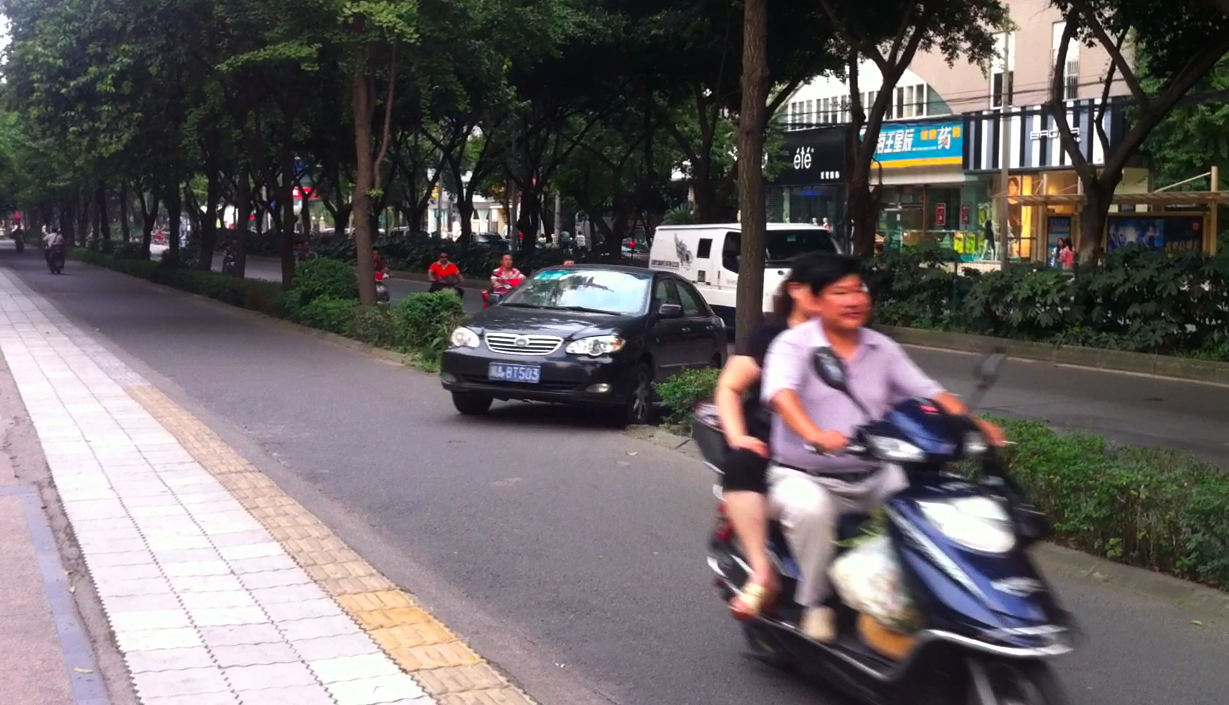 Auto auf Fahrradweg