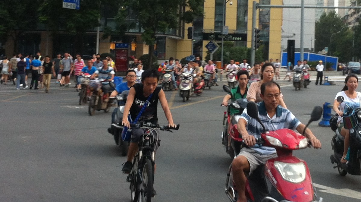 Mopeds und Räder auf Kreuzung